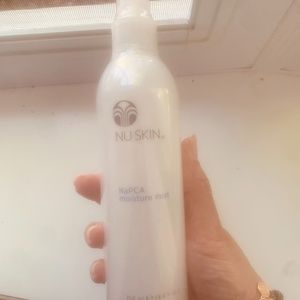Nuskin‎